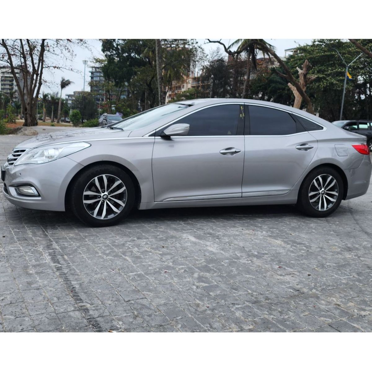 Hyundai Grandeur HG 300