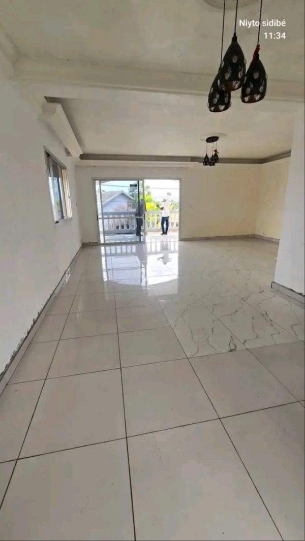 Villa à mitoyenne à louer à Angondjé première cité