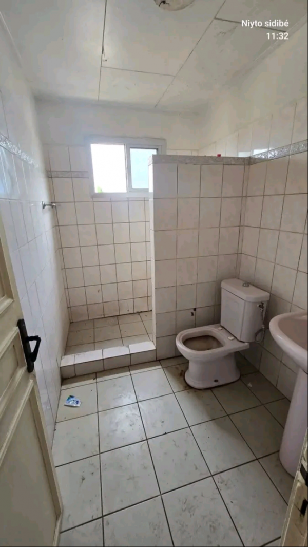 Villa à mitoyenne à louer à Angondjé première cité