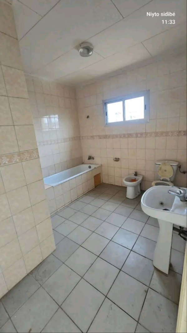 Villa à mitoyenne à louer à Angondjé première cité