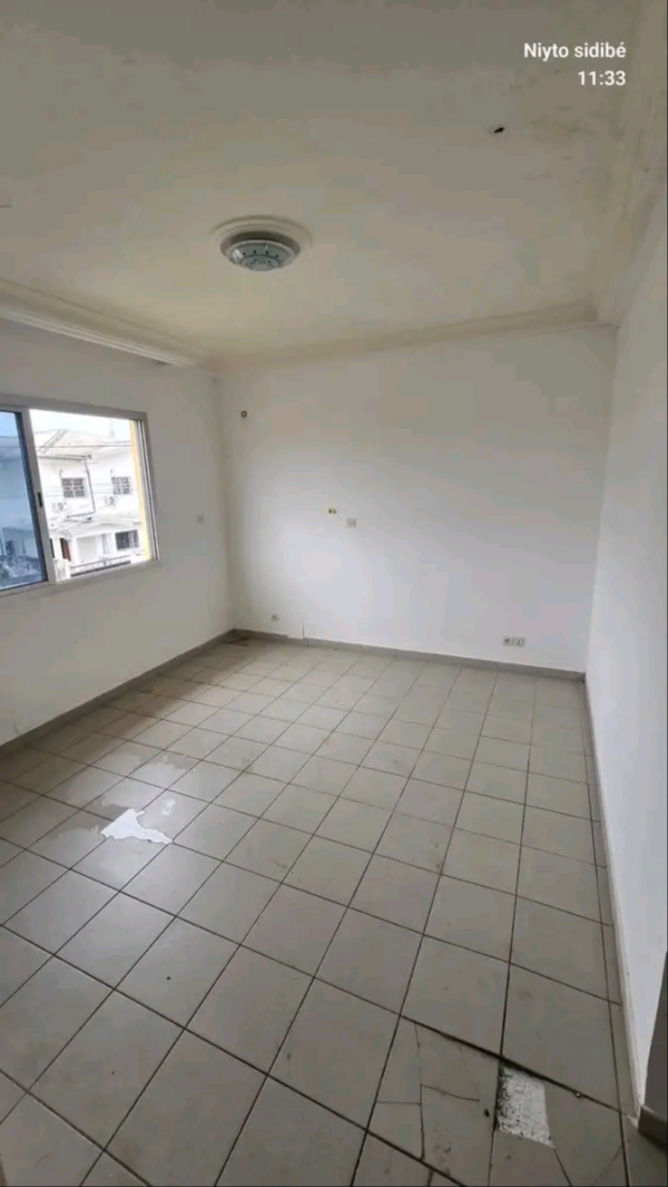 Villa à mitoyenne à louer à Angondjé première cité