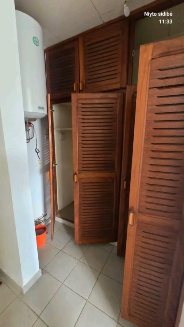 Villa à mitoyenne à louer à Angondjé première cité