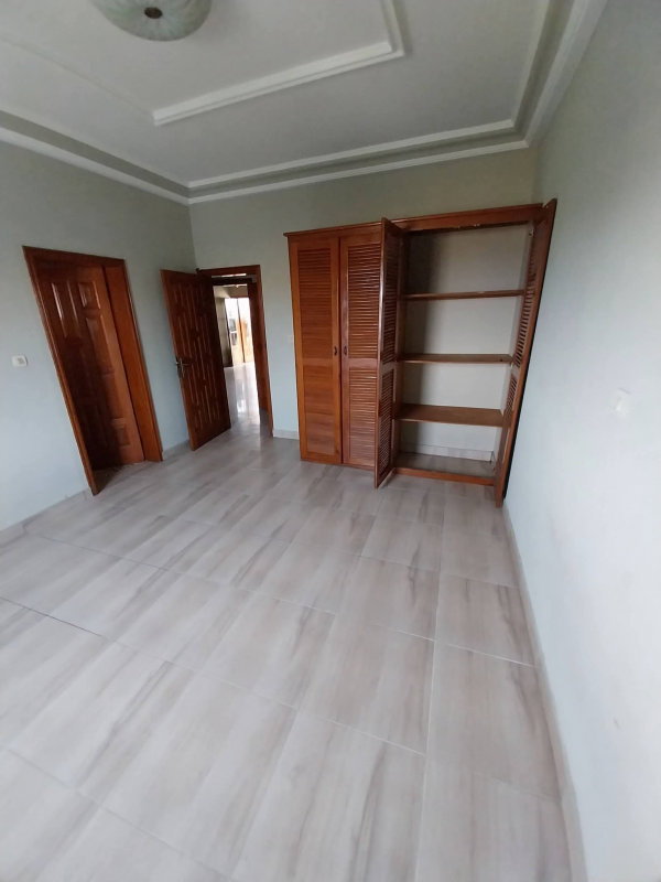 Appartement 2 chambres à louer à Owendo – Alenakiri