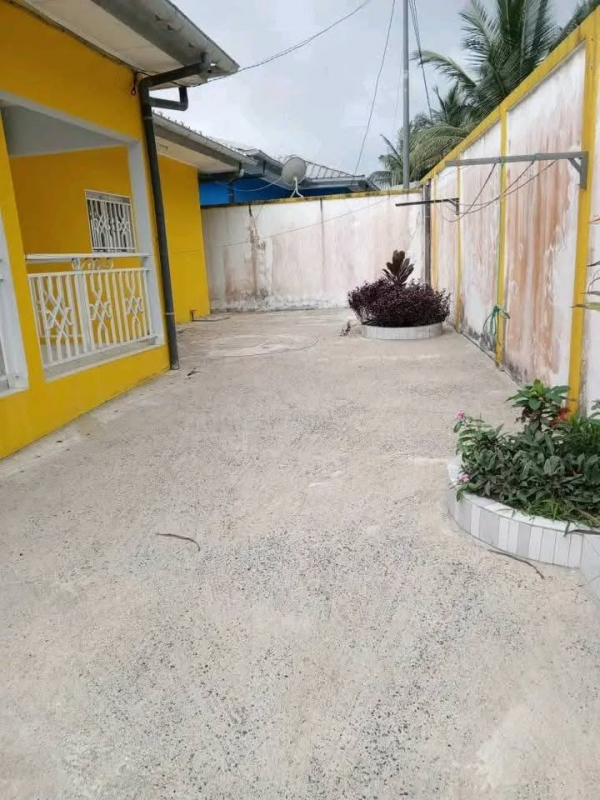 Villa de 2 chambres avec placards au Château